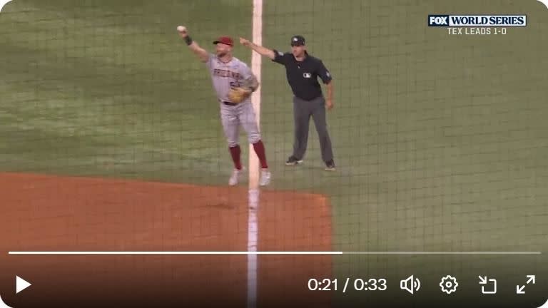 響尾蛇一壘手沃克（Christian Walker）空手抓球傳一壘。（圖／翻攝自MLB推特）