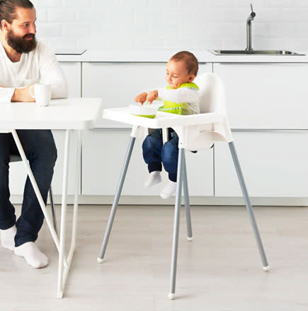 Kinder kleckern ihren Hochstuhl gerne mal voll - das Sauberhalten ist nicht immer leicht (Bild: Ikea)