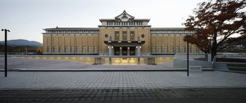 位於京都平安神宮鳥居旁邊的一座美麗的博物館，外觀經典而莊嚴。 PHOTO CREDIT: Photo: Koroda Takeru