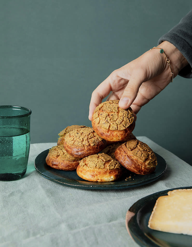 Gougères au cantal AOP et aux herbes