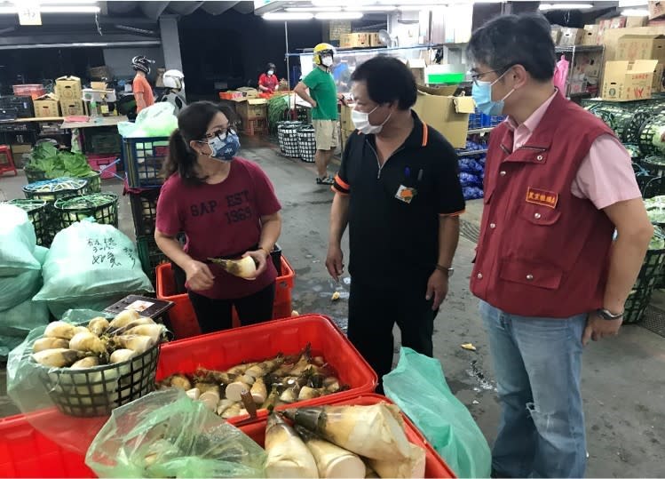 疫情爆發農業局關心果菜市場銷售狀況，維持蔬果交易批發等民生物資穩定交易。