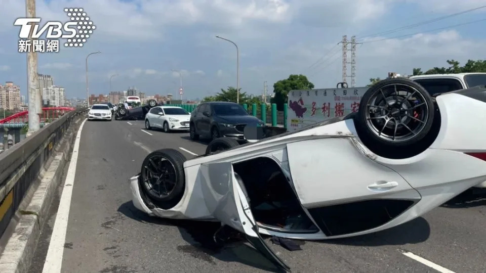 2輛小轎車追撞後翻覆，安全氣囊全都未彈出。（圖／TVBS）