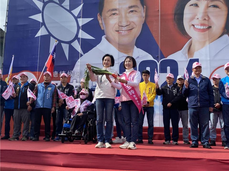 國民黨智庫執行長柯志恩2日前往桃園龍潭為桃園五選區國民黨立委呂玉玲站台助講。（蔡明亘攝）