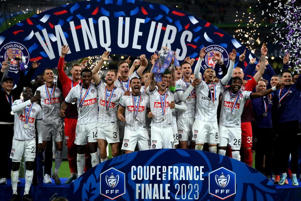 Les joueurs de Toulouse brandissant le trophée de la Coupe de France, remporté face à Nantes en finale au Stade de France, le 29 avril 2023.