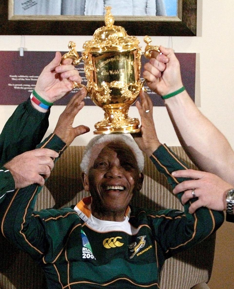 El expresidente Nelson Mandela sostiene el trofeo Webb Ellis que se le presentó por los Springboks en Houghton, Johannesburg en octubre del 2007. REUTERS/Siphiwe Sibeko/Files