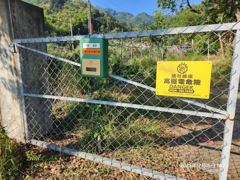 果園裝設電圍網，防止獼猴入侵。（圖：高雄市農業局提供）