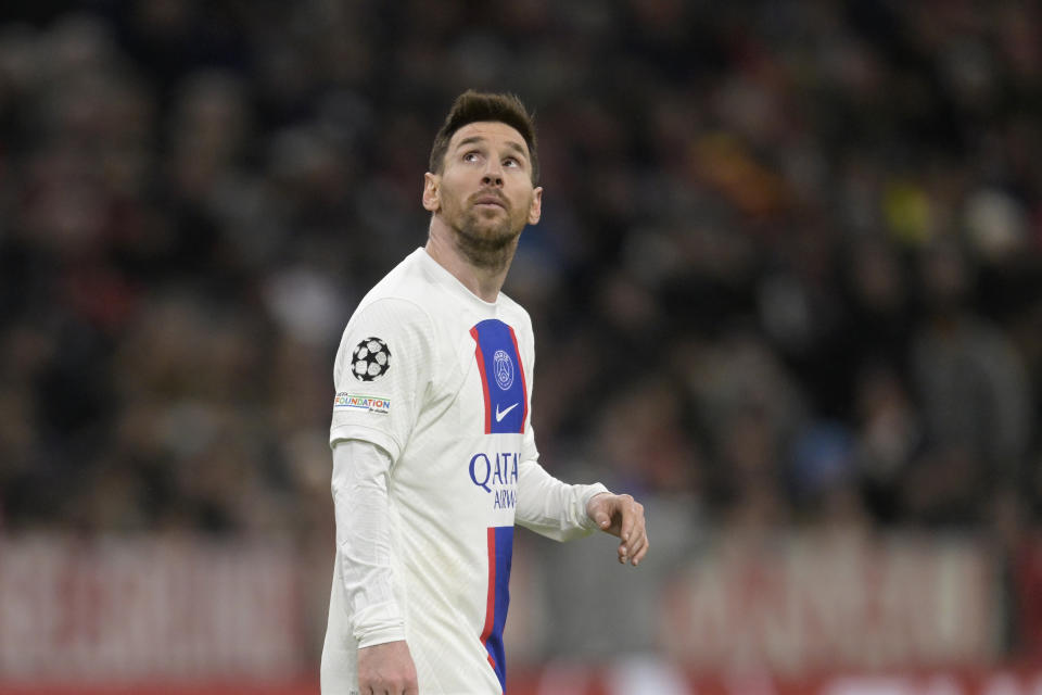 Lionel Messi del Paris Saint Germain gesticula durante el partido contra el Bayern Múnich en los octavos de final de la Liga de Campeones, el miércoles 8 de marzo de 2023. (AP Foto/Andreas Schaad)