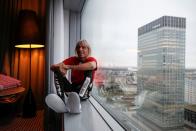 El alpinista francés Alain Robert, también conocido como "hombre araña" posa para una foto en su hotel antes de una entrevista con Reuters, cerca de París, Francia, 13 de enero de 2020