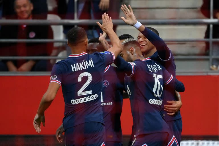 El delantero francés del Paris Saint-Germain, Kylian Mbappé (R), celebra marcando el segundo gol de su equipo con su compañero, el defensor marroquí Achraf Hakimi (L) y el delantero brasileño Neymar (2R) durante el partido de fútbol francés L1 entre el Stade de Reims y el Paris Saint-Germain (PSG). ) en el Stade Auguste Delaune en Reims, norte de Francia, el 29 de agosto de 2021.