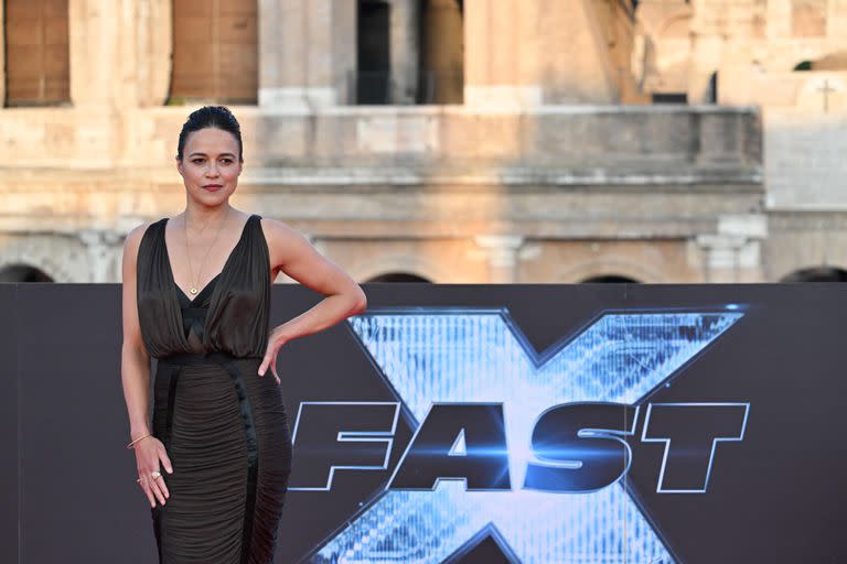 Enfundada en un vestido drapeado, Michelle Rodriguez mostró su alegría por ser parte de Fast X. “Todo lo que hacemos en esta película es invitarlos a dar un paseo con nosotros hasta el atardecer. Es una saga de 23 años y nos encontramos ya en el momento de dar un plácido adiós”, dijo la actriz que interpreta a Letty Ortiz, la pareja de Toretto