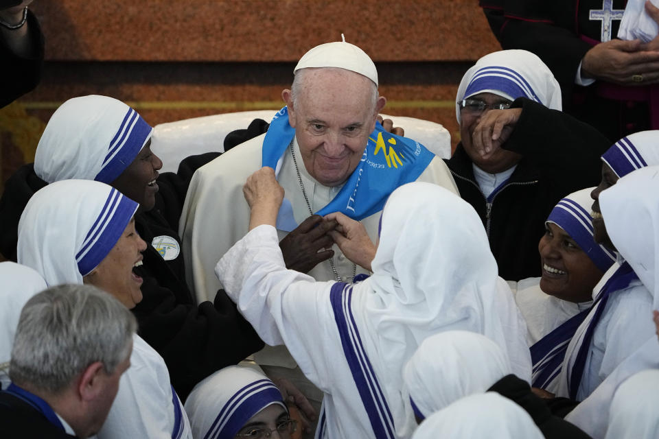 El papa Francisco sonríe al final de una reunión con sacerdotes, religiosos y religiosas, seminaristas y catequistas en la catedral de Nuestra Señora del Perpetuo Socorro, en Nur-Sultan, Kazajistán, el 15 de septiembre de 2022. (AP Foto/Alexander Zemlianichenko)