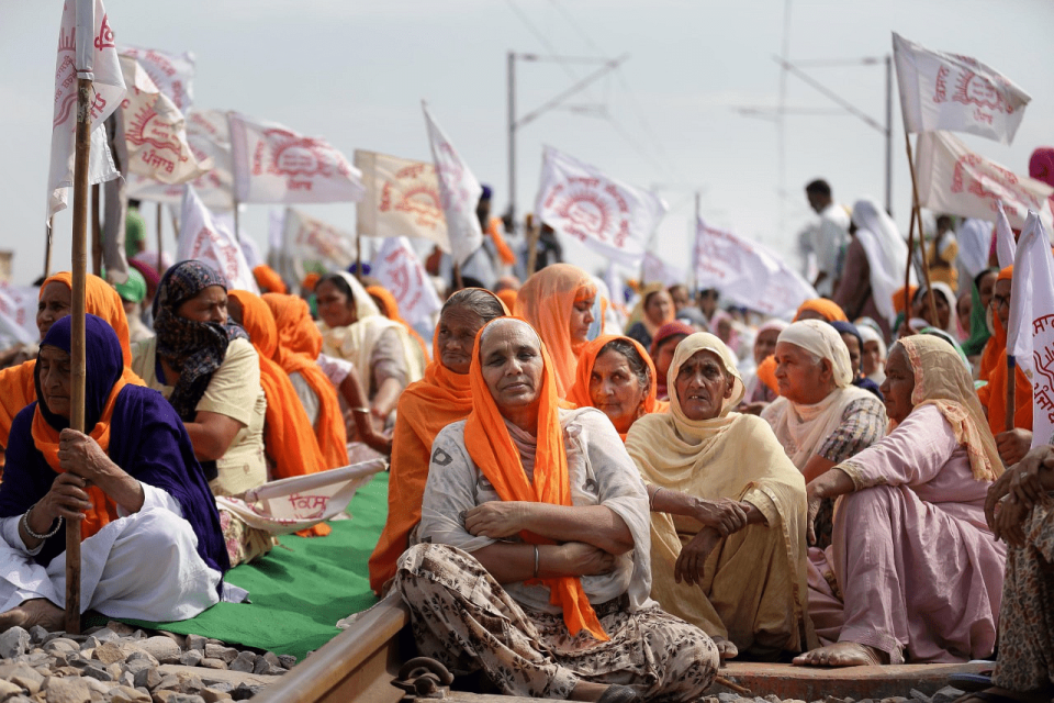 <div class="paragraphs"><p>Amritsar: Farmers block railway tracks as part of the Samyukt Kisan Morchas rail roko protest demanding the dismissal and arrest of Union Minister Ajay Mishra in connection with the 3 October violence in Lakhimpur Kheri, at Devi Dass Pura in Amritsar district</p></div>