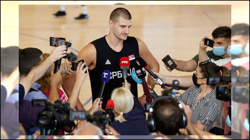 約基奇（Nikola Jokic）現身塞爾維亞國家隊訓練。（圖／翻攝自記者Vasiliki Karamouza推特）