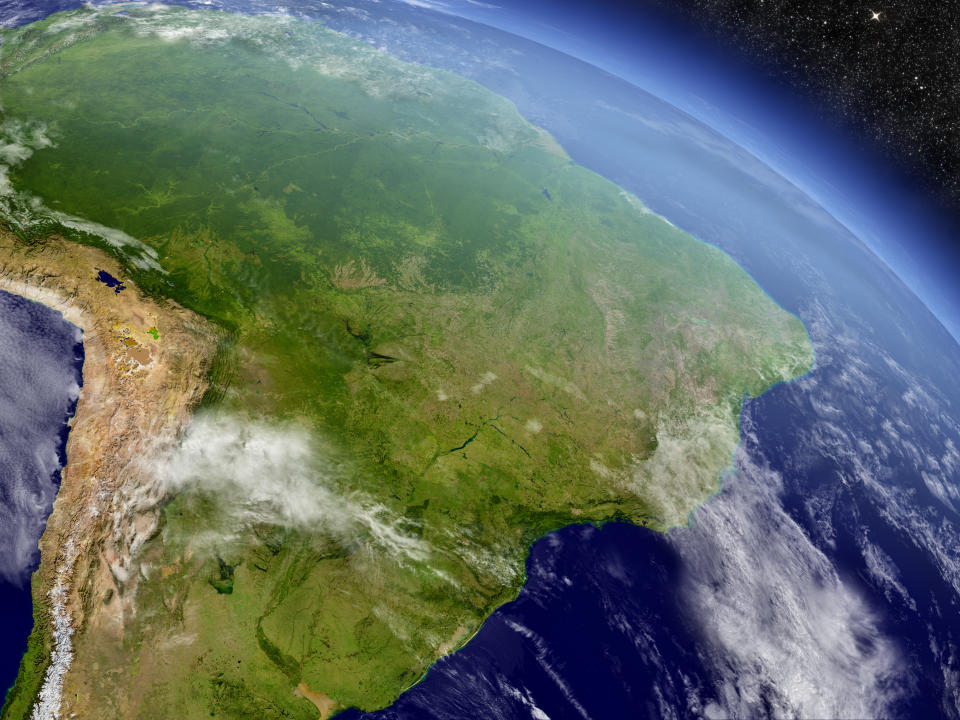 Los grandes recursos naturales que posee América Latina son, al mismo tiempo, un motor de crecimiento para la región. Pero el gran dilema es seguir explotándolo y creciendo de una forma sostenible. Foto desde el espacio de parte de Sudamérica. Imagen: Getty. 