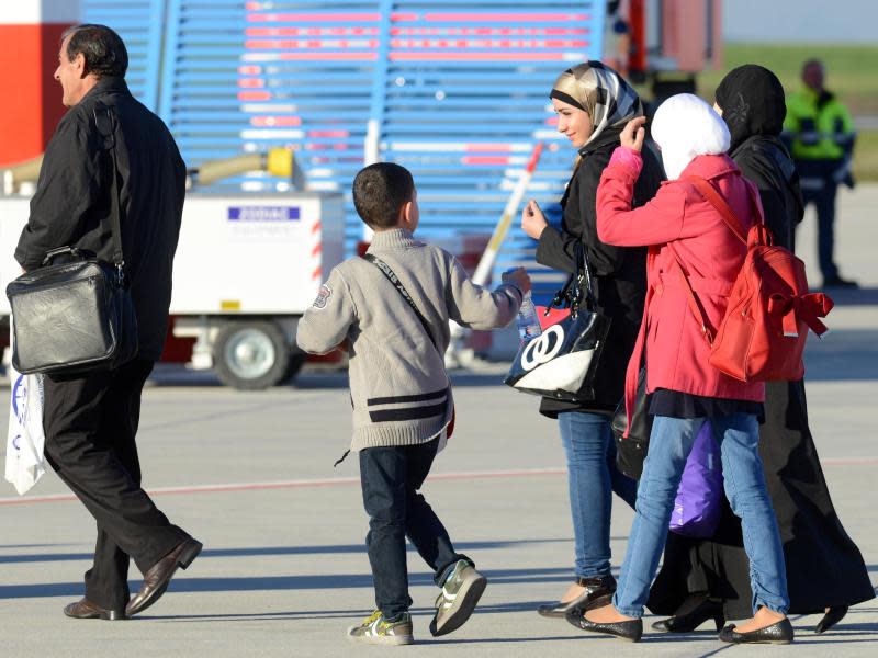 Sie haben es geschafft: Syrische Flüchtlinge kommen auf dem Flughafen Kassel-Calden in Hessen an. Foto: Uwe Zucchi/Archiv