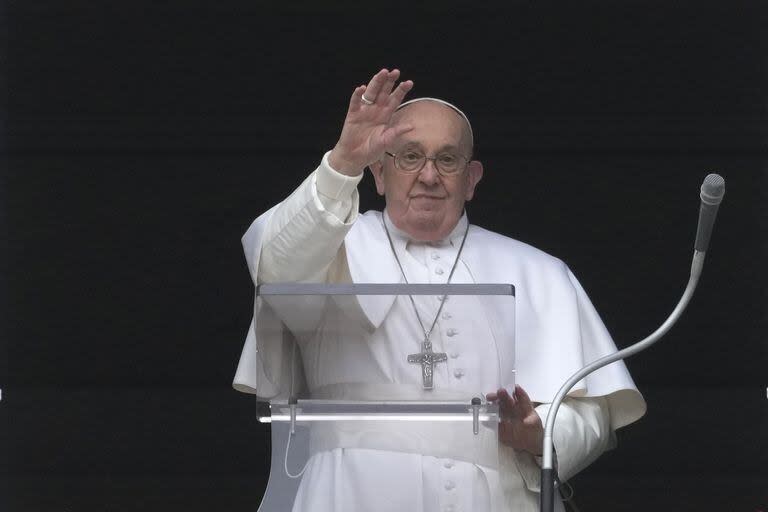 El papa Francisco saluda durante la oración del Ángelus del mediodía desde la ventana de su estudio con vista a la Plaza de San Pedro, en el Vaticano, el 10 de marzo de 2024.