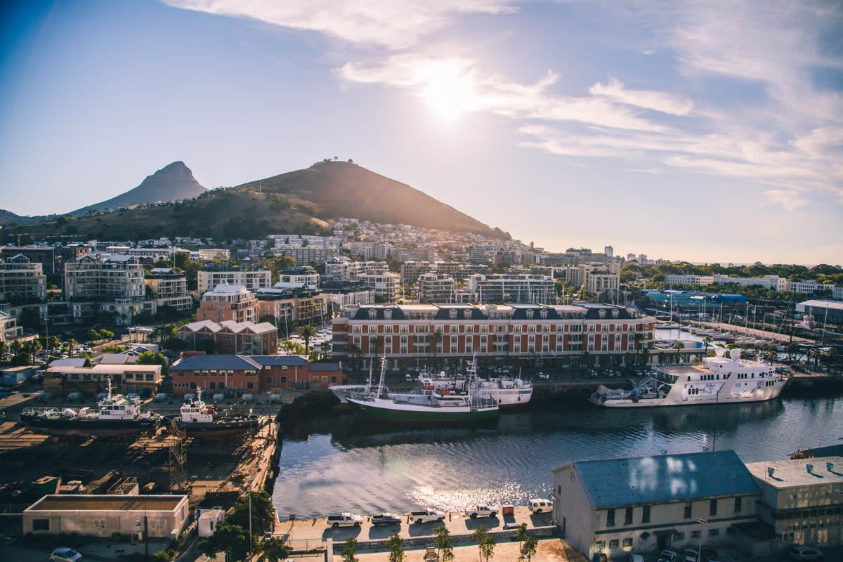 The V&A waterfront with Table Mountain behind (The Silo)