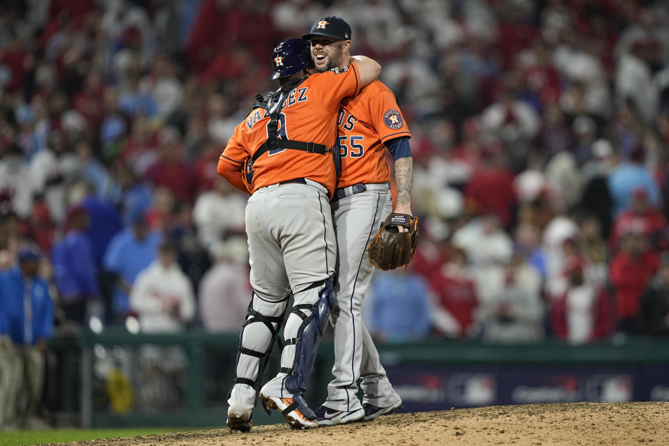 Ryan Pressly, relevista de los Astros de Houston, recibe la felicitación del cátcher puertorriqueño Christian Vázquez, tras el cuarto juego de la Serie Mundial ante los Filis de Filadelfia, el miércoles 2 de noviembre de 2022 (AP Foto/David J. Phillip)