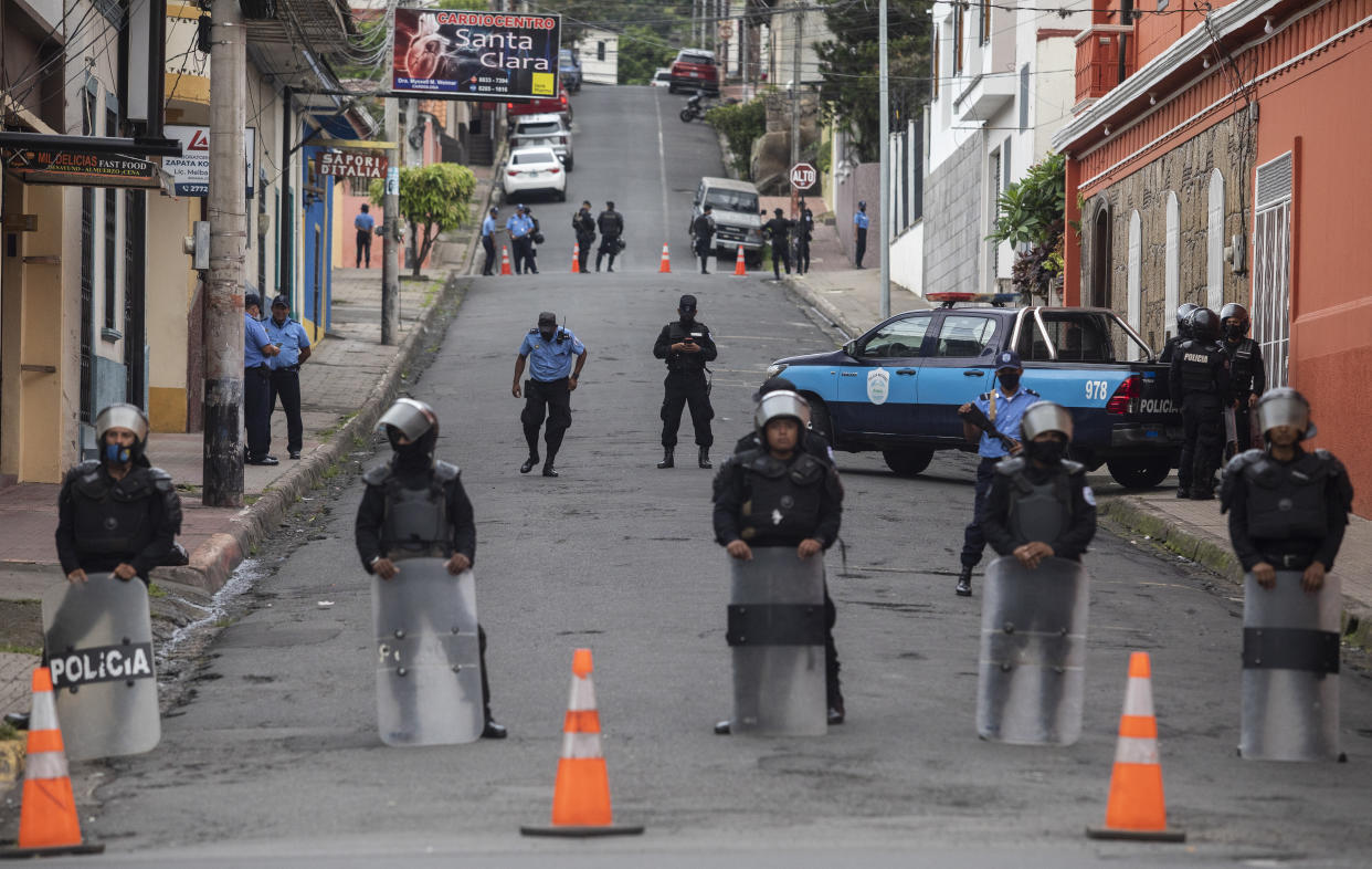 Agentes de policía custodiaban la entrada a la iglesia del obispo Rolando Álvarez el año pasado en Matagalpa, Nicaragua. El obispo fue detenido por expresar opiniones políticas. (Inti Ocon/The New York Times)
