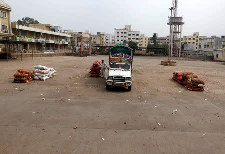 A vegetable seller waits for customers at a wholesale market in Manchar village in the western state of Maharashtra, India, November 16, 2016. REUTERS/Shailesh Andrade