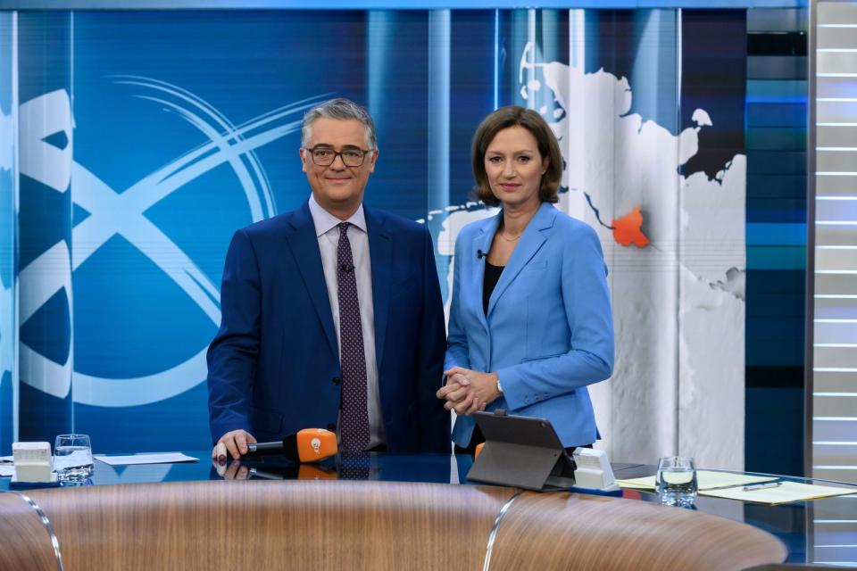 Schon ab 17 Uhr auf Sendung: Matthias Fornoff und Bettina Schausten moderieren den  Wahlabend am 26. September 2021 im ZDF. (Bild: ZDF / Sandra Hoever)