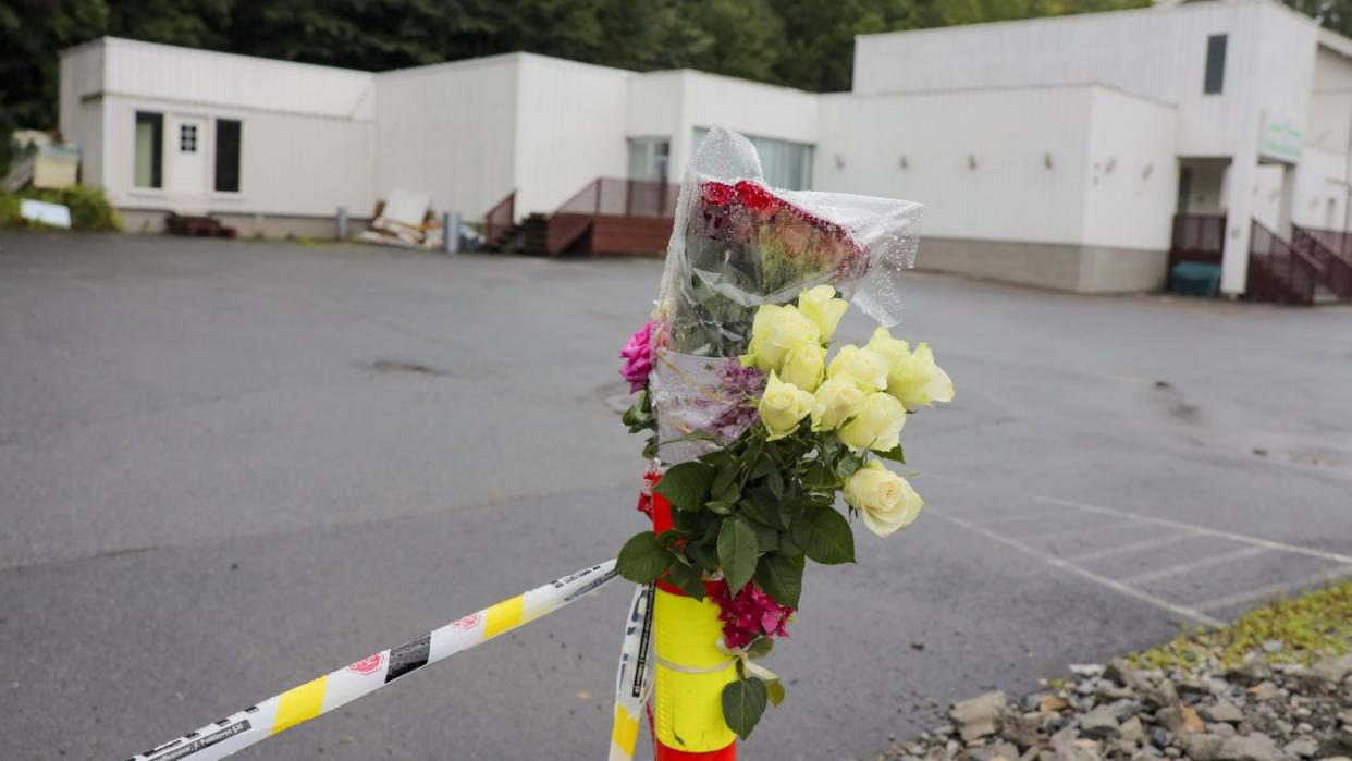 Ein Blumenstrauß erinnert an den versuchten Terroranschlag in der Al-Noor-Moschee bei Oslo. Foto: Orn E. Borgen/NTB scanpix