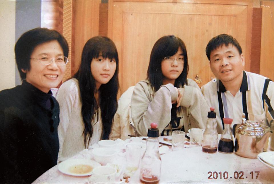 2010年2月，賴德卿（左1）一家人拍下全家福，葉茂竹（右1）靠著1對女兒拍照，當時沒想到，這會是最後的全家福。（賴德卿提供）