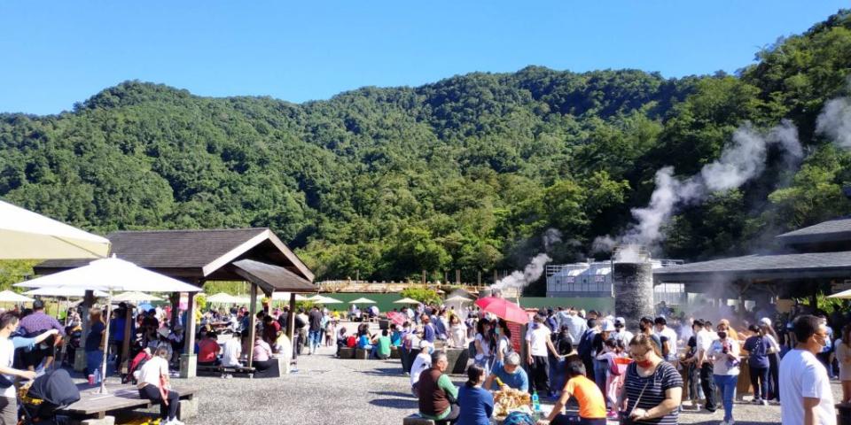 清水地熱公園擠滿遊客。（宜蘭縣政府提供）