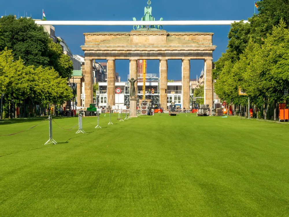 In Berlin ist bereits angerichtet: Auf der Fanmeile vor dem Brandenburger Tor ist ein spezieller Kunstrasen für das besondere Fußball-Flair verlegt worden. (Bild: imago/Wolfgang Maria Weber)