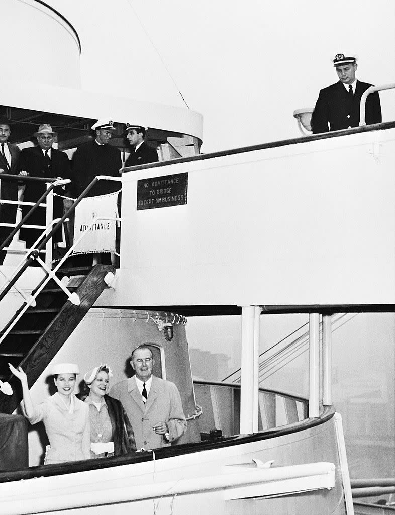 Le 12 avril 1956, en dépit de son éternel mal de mer, Grace Kelly arrive à Monaco à bord du paquebot moderne <em>USS Constitution</em>. Le canon tire une salve d’honneur, et Aristote Onassis fait pleuvoir des œillets rouges et blancs depuis son hydravion. Des promenades sur la corniche ont lieu, sous les regards avides des paparazzis. Un simple amuse-bouche, au regard de la cérémonie de mariage qui a lieu quelques jours plus tard… (<em>AFP via Getty Images</em>)