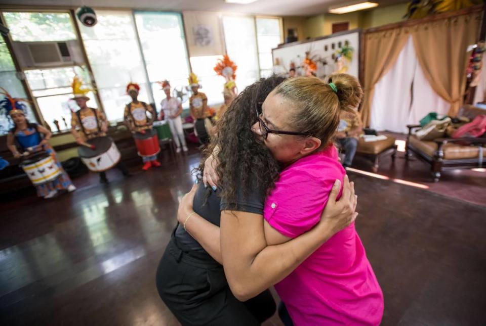 Saara Burga, a la derecha, directora ejecutiva del Centro Brasileño de Intercambio Cultural de Sacramento, se abraza con Victoria Jasper, el miércoles 14 de junio de 2023, mientras reflexionan sobre su tiempo en CLARA Studios, luego de qué no le renovaran el contrato de arrendamiento.