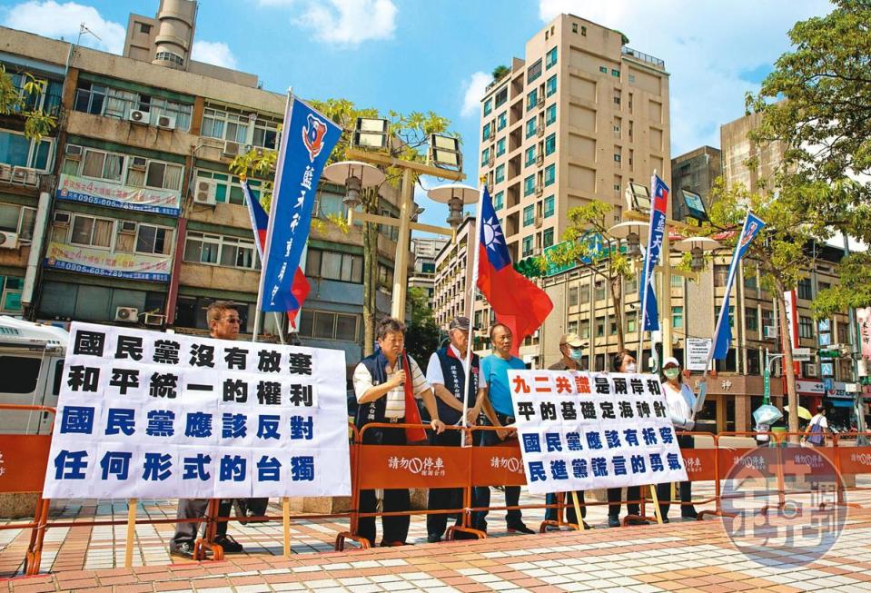 面對國民黨已在野5年，張亞中認為，國民黨的核心問題在於失去兩岸論述的話語權。圖為藍天行動聯盟2日至黨中央抗議。