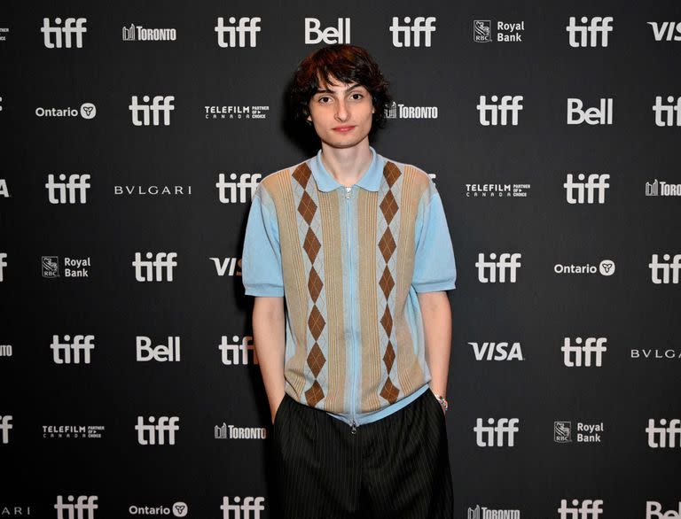 Sweater con rombos y pantalón de vestir fueron los ítems elegidos por Finn Wolfhard para la proyección de Hell of a Summer