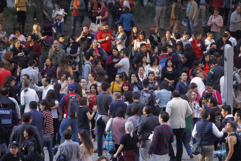 <p>MEX65. CIUDAD DE MÉXICO (MÉXICO), 16/02/2018.- Personas desalojan un centro comercial tras un sismo registrado hoy, viernes 16 de febrero de 2018, en Ciudad de México (México). Un fuerte sismo de magnitud preliminar 7 sacudió hoy la Ciudad de México, así como el centro y el sur del país a las 17.39 hora local (23.39 GMT), con epicentro a ocho kilómetros al noreste de Pinotepa Nacional, estado sureño de Oaxaca, informó el Servicio Sismológico Nacional. EFE/Sáshenka Gutiérrez </p>