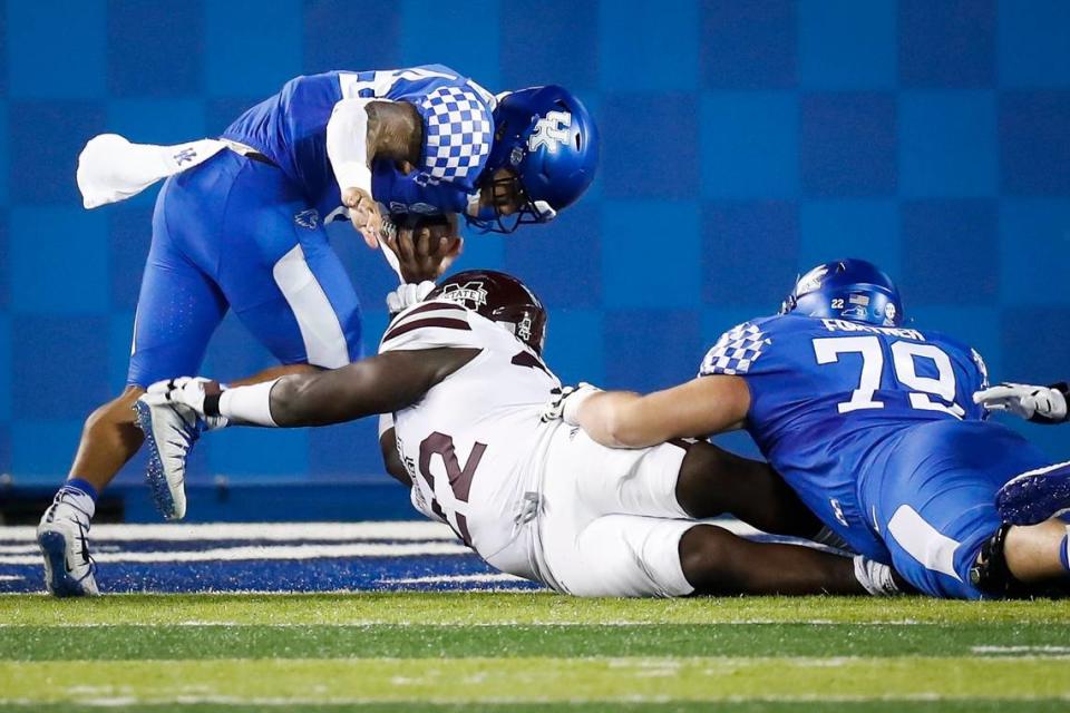 Mississippi State nose tackle Nathan Pickering (22) tried to get Kentucky running back Christopher Rodriguez to the ground during UK’s 24-2 win over the Bulldogs in 2020.