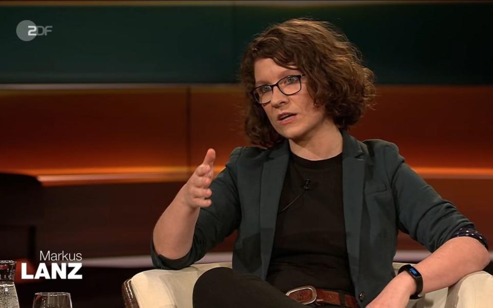 Ann-Kathrin Büüsker vom Deutschlandfunk kritisiert die Kommunikation der Bundesregierung. (Bild: ZDF)