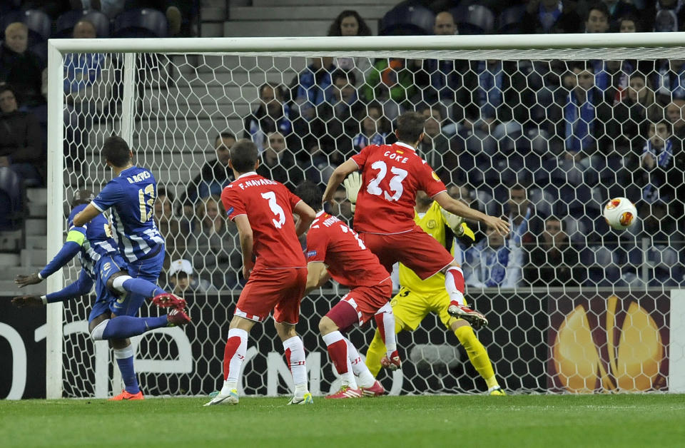 Sevilla's goalkeeper Beto Pimparel fails to stop a goal from FC Porto's Eliaquim Mangala, left, from France during their Europa League Quarter-final, first leg soccer match at the Dragao stadium, in Porto, Portugal, Thursday April 3, 2014. (AP Photo/Paulo Duarte)