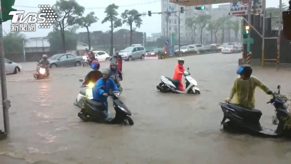 颱風雖沒有直接影響，還是得小心雨勢。（示意圖／TVBS資料畫面）