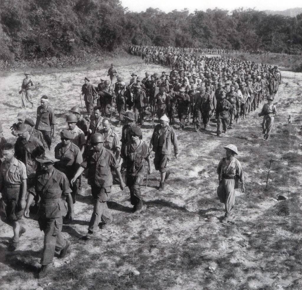 Cette photo prise en mai 1954 montre des soldats français capturés, escortés par des soldats vietnamiens, marchant vers un camp de prisonniers à Diên Biên Phu. 