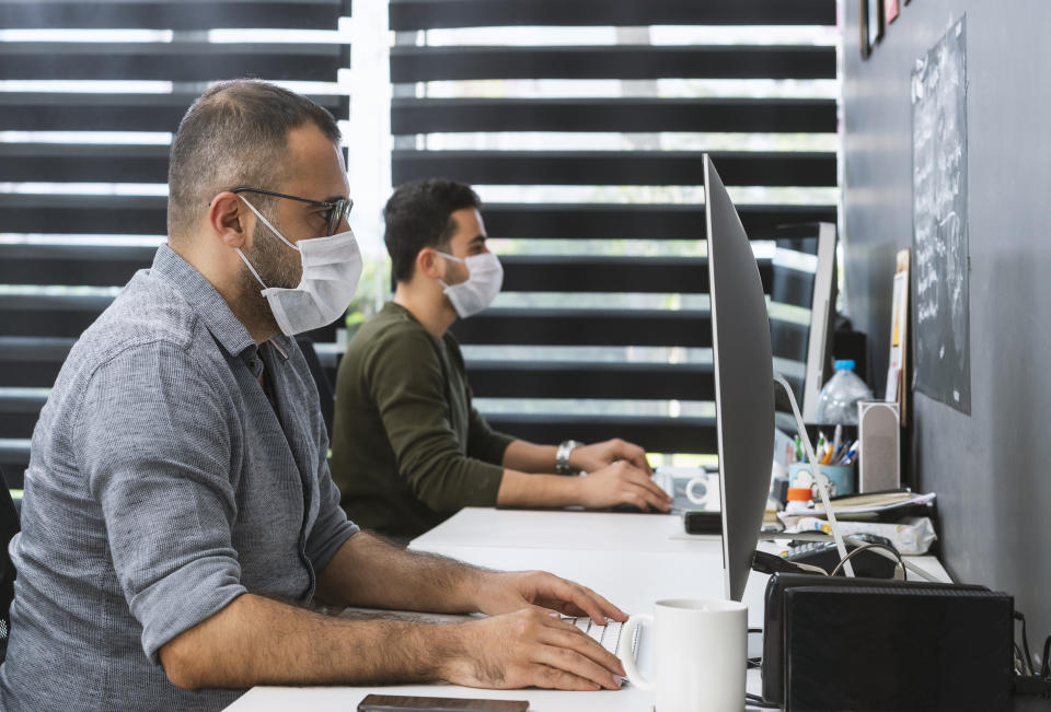 Esta podría ser una imagen muy habitual en las oficinas en los próximos meses. Foto: Getty Images. 