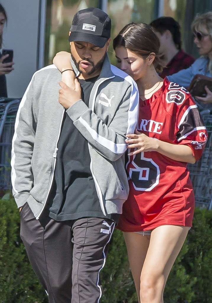 <p>Who looks this loved up at the grocery store? Selena and the Weeknd looked smitten with each other while shopping in L.A. They were definitely still in the “honeymoon phase” of their relationship! (Photo: IXOLA/BACKGRID) </p>