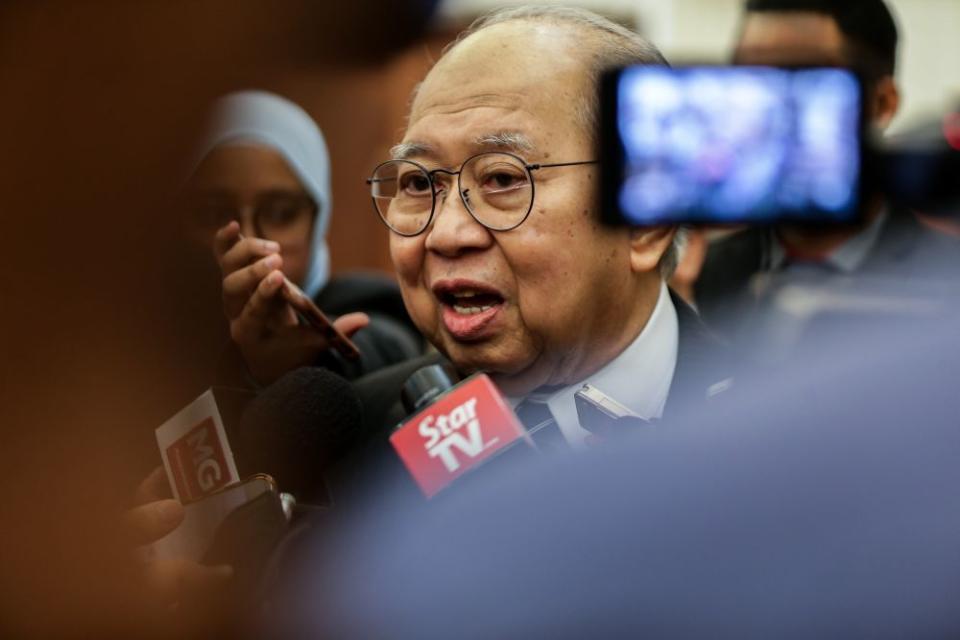 Gua Musang MP Tan Sri Tengku Razaleigh Hamzah noted that there is a scuffle between Anwar and Azmin’s camp on social media and acknowledged that it could lead to a possible split in the party.. — Picture by Ahmad Zamzahuri