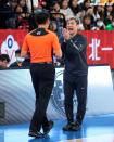 <p>松山高中教練黃萬隆與裁判討論判決。（圖片來源：HJ Sports）</p> 