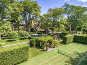 Los nuevos propietarios de la antigua casa de Hilfiger podrán hacer deporte también en esta cancha de tenis. (Foto: <a href="http://www.sothebysrealty.com/eng" rel="nofollow noopener" target="_blank" data-ylk="slk:Sotheby’s International Realty;elm:context_link;itc:0;sec:content-canvas" class="link ">Sotheby’s International Realty</a>).