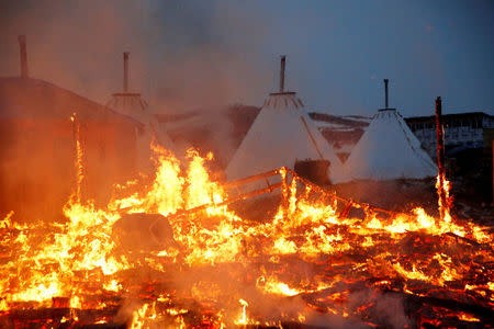 A building burns after it was set alight by protesters preparing to evacuate the main opposition camp against the Dakota Access oil pipeline near Cannon Ball, North Dakota, U.S., February 22, 2017. REUTERS/Terray Sylvester