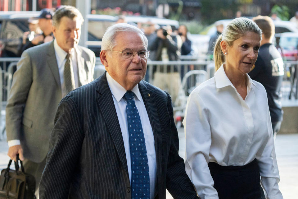 Bob and Nadine Menendez arrive at the courthouse (Jeenah Moon / AP file)