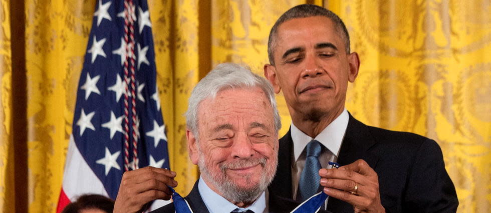 Considéré comme l'un des plus grands compositeurs de comédie musicale, Stephen Sondheim avait reçu en 2015 la médaille présidentielle de la Liberté, la plus haute distinction civile, des mains de Barack Obama.
