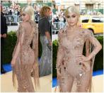 <p>Kylie stolzierte bei der Met Gala 2017 in einem goldenen, transparenten Kleid von Atelier Versace über den roten Teppich. Unter der vollkommen durchsichtigen und aus Netzstoff gefertigten Rob, trug Jenner zum Glück noch einen hautfarbenen Body an. Sie rundete den Look mit einer wasserstoffblonden Mähne ab und schaffte es irgendwie, stilvoll auszusehen. (Bilder: Getty) </p>