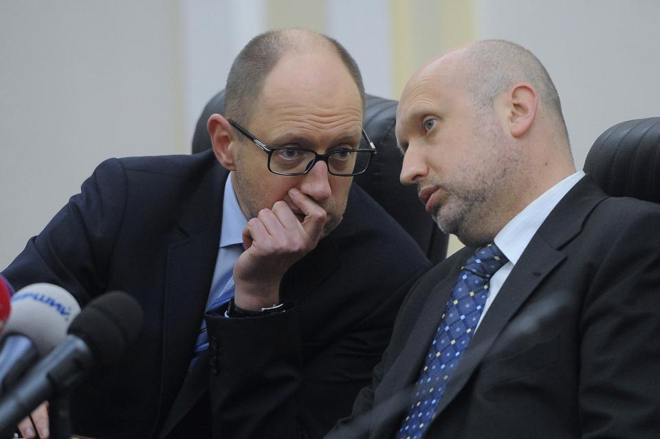Ukrainian acting President Oleksander Turchinov (R) and Prime Minister Arseny Yatseniuk take part in a conference call with commanders of Ukrainian military units, located in Crimea, at the Defence Ministry headquarters in Kiev, March 18, 2014. REUTERS/Andrew Kravchenko/Pool (UKRAINE - Tags: POLITICS MILITARY)