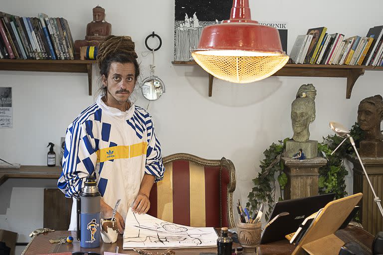 Michel Fassi en su estudio en Martínez: se define como artista multidisciplinario 